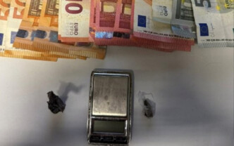 Τέλος στο «νταλαβέρι» ηρωίνης στις Αχαρνές: Πώς η ΕΛ.ΑΣ. ξεσκέπασε τη δράση 41χρονης μέσα στο σπίτι της