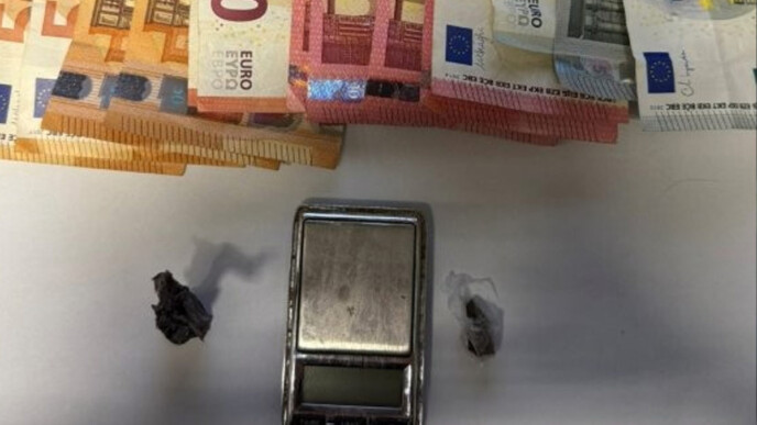 Τέλος στο «νταλαβέρι» ηρωίνης στις Αχαρνές: Πώς η ΕΛ.ΑΣ. ξεσκέπασε τη δράση 41χρονης μέσα στο σπίτι της