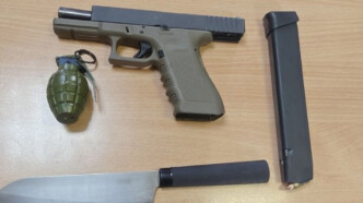 Μοσχάτο: Χειροπέδες σε 33χρονο με «κινητό» οπλοστάσιο, ναρκωτικά και χιλιάδες ευρώ στο αυτοκίνητο