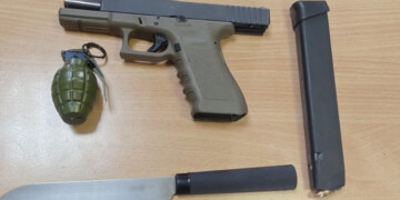 Μοσχάτο: Χειροπέδες σε 33χρονο με «κινητό» οπλοστάσιο, ναρκωτικά και χιλιάδες ευρώ στο αυτοκίνητο