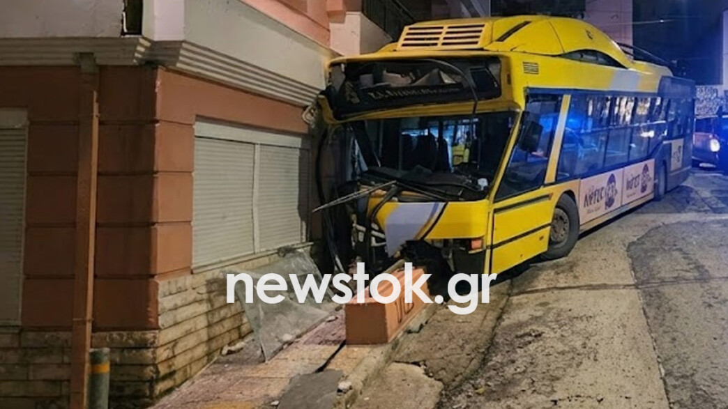 Τρόλεϊ «εισέβαλε» σε πολυκατοικία στα Πετράλωνα: Σοκαριστικό ατύχημα το βράδυ της Παρασκευής