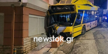 Τρόλεϊ «εισέβαλε» σε πολυκατοικία στα Πετράλωνα: Σοκαριστικό ατύχημα το βράδυ της Παρασκευής