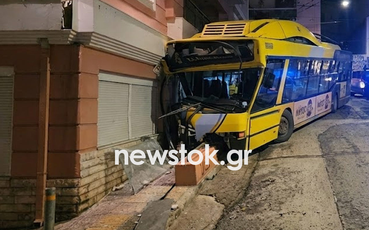 Τρόλεϊ «εισέβαλε» σε πολυκατοικία στα Πετράλωνα: Σοκαριστικό ατύχημα το βράδυ της Παρασκευής