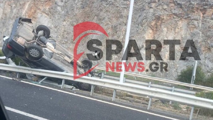 Εθνική Οδό Τρίπολης – Κορίνθου: Αυτοκίνητο «τούμπαρε» στις προστατευτικές μπάρες