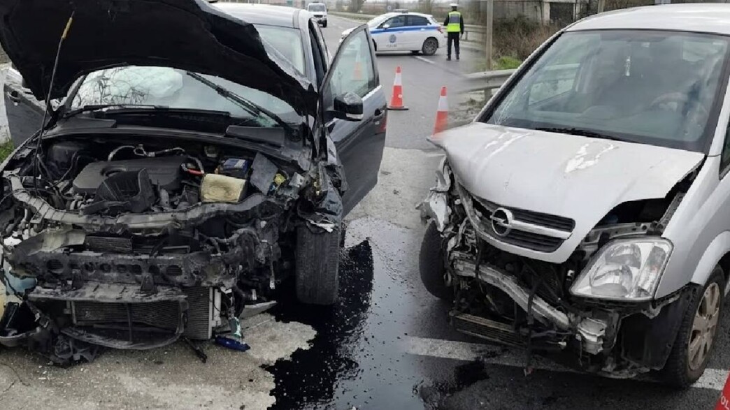 Σοβαρό τροχαίο στη Λάρισα: Σφοδρή σύγκρουση με τραυματίες στον δρόμο προς Καρδίτσα