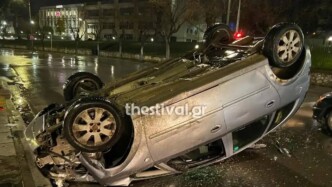 Θεσσαλονίκη: Σοκαριστικό τροχαίο τα ξημερώματα – Αυτοκίνητο «καρφώθηκε» σε φανάρι και ανατράπηκε