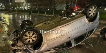 Θεσσαλονίκη: Σοκαριστικό τροχαίο τα ξημερώματα – Αυτοκίνητο «καρφώθηκε» σε φανάρι και ανατράπηκε