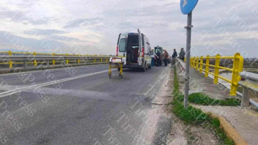 Θρίλερ στην άσφαλτο έξω από τον Τύρναβο: Γυναίκα έπεσε από τρακτέρ και καταπλακώθηκε