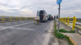 Θρίλερ στην άσφαλτο έξω από τον Τύρναβο: Γυναίκα έπεσε από τρακτέρ και καταπλακώθηκε