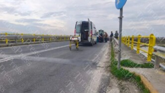 Θρίλερ στην άσφαλτο έξω από τον Τύρναβο: Γυναίκα έπεσε από τρακτέρ και καταπλακώθηκε