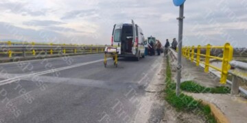 Θρίλερ στην άσφαλτο έξω από τον Τύρναβο: Γυναίκα έπεσε από τρακτέρ και καταπλακώθηκε