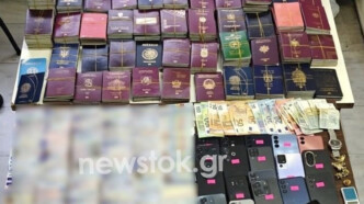 «Σουπερμάρκετ» κλεμμένων διαβατηρίων στην καρδιά της Αθήνας: Η έφοδος της ΕΛ.ΑΣ. που αποκάλυψε πάνω από 900 έγγραφα