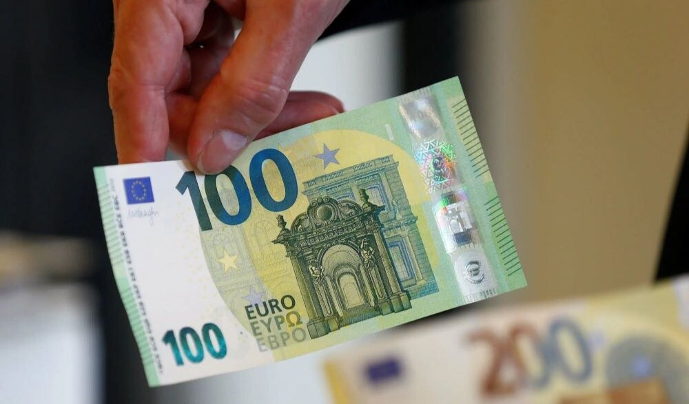 Θεσσαλονίκη: 21χρονος με «βουνό» από πλαστά 20ευρα – Η κρυφή αποθήκη και το όπλο ρέπλικα