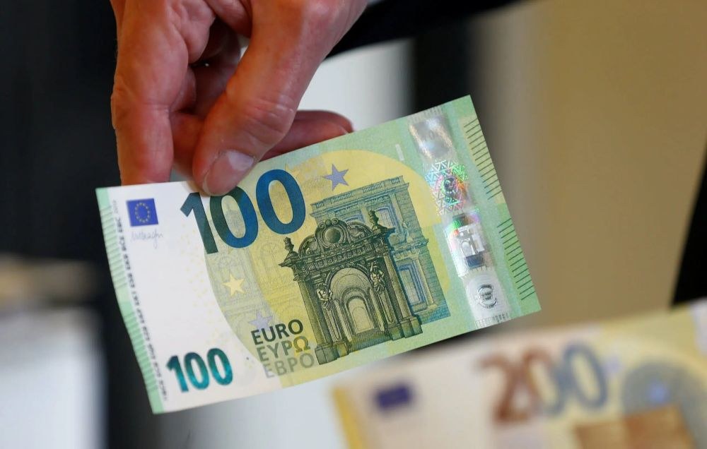 Θεσσαλονίκη: 21χρονος με «βουνό» από πλαστά 20ευρα – Η κρυφή αποθήκη και το όπλο ρέπλικα