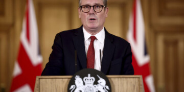 Σεισμός στη Βρετανία: Καταρρέει το επιτελείο του Στάρμερ – Παραιτήσεις "φωτιά" λόγω της υπόθεσης Έπσταϊν!