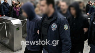 Χειροπέδες σε 20χρονο και 19χρονο: Τους έπιασαν στη Βικτώρια για ληστεία στο Μεταξουργείο