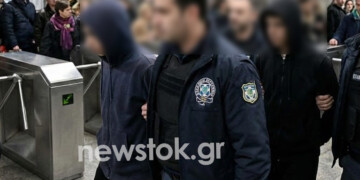 Χειροπέδες σε 20χρονο και 19χρονο: Τους έπιασαν στη Βικτώρια για ληστεία στο Μεταξουργείο