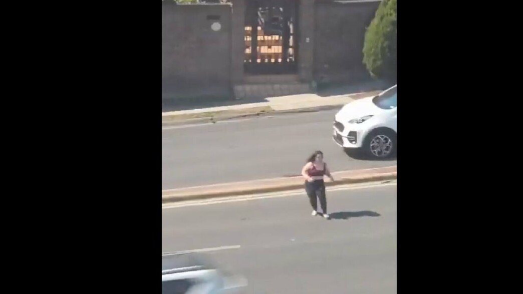 Σοκ στο Μεξικό: Κάμερα κατέγραψε τη στιγμή που 25χρονη παρασύρεται σε λεωφόρο ταχείας κυκλοφορίας