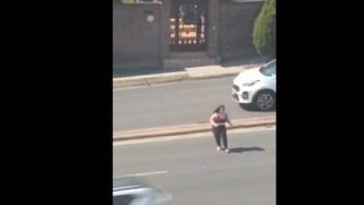 Σοκ στο Μεξικό: Κάμερα κατέγραψε τη στιγμή που 25χρονη παρασύρεται σε λεωφόρο ταχείας κυκλοφορίας