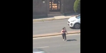 Σοκ στο Μεξικό: Κάμερα κατέγραψε τη στιγμή που 25χρονη παρασύρεται σε λεωφόρο ταχείας κυκλοφορίας