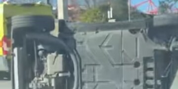 Συναγερμός στο Φάληρο: Αυτοκίνητο ντεραπάρισε έξω από το «Γ. Καραϊσκάκης» – Στο «κόκκινο» η κίνηση