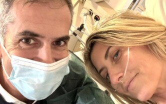 «Δεν είμαστε από ατσάλι»: Το συγκλονιστικό μήνυμα του Κώστα Μπακογιάννη για την περιπέτεια της Σίας Κοσιώνη και η φωτογραφία μέσα από τη ΜΕΘ