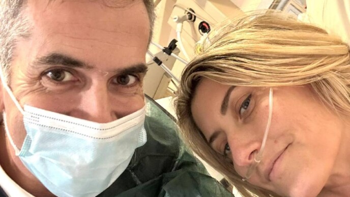 «Δεν είμαστε από ατσάλι»: Το συγκλονιστικό μήνυμα του Κώστα Μπακογιάννη για την περιπέτεια της Σίας Κοσιώνη και η φωτογραφία μέσα από τη ΜΕΘ