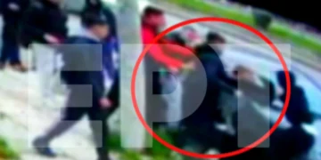 Σοκάρει το βίντεο από τον άγριο ξυλοδαρμό 16χρονου στη Θεσσαλονίκη έξω από σχολείο