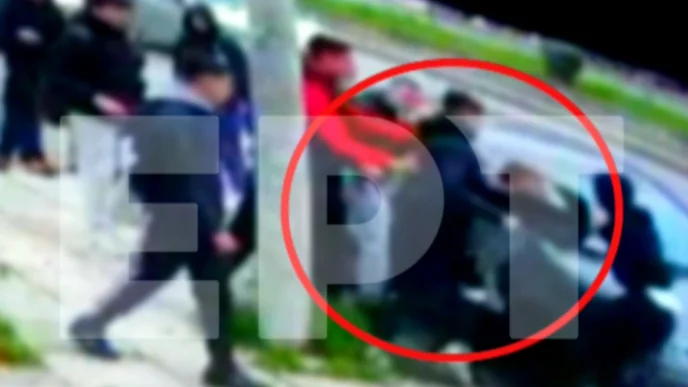 Σοκάρει το βίντεο από τον άγριο ξυλοδαρμό 16χρονου στη Θεσσαλονίκη έξω από σχολείο