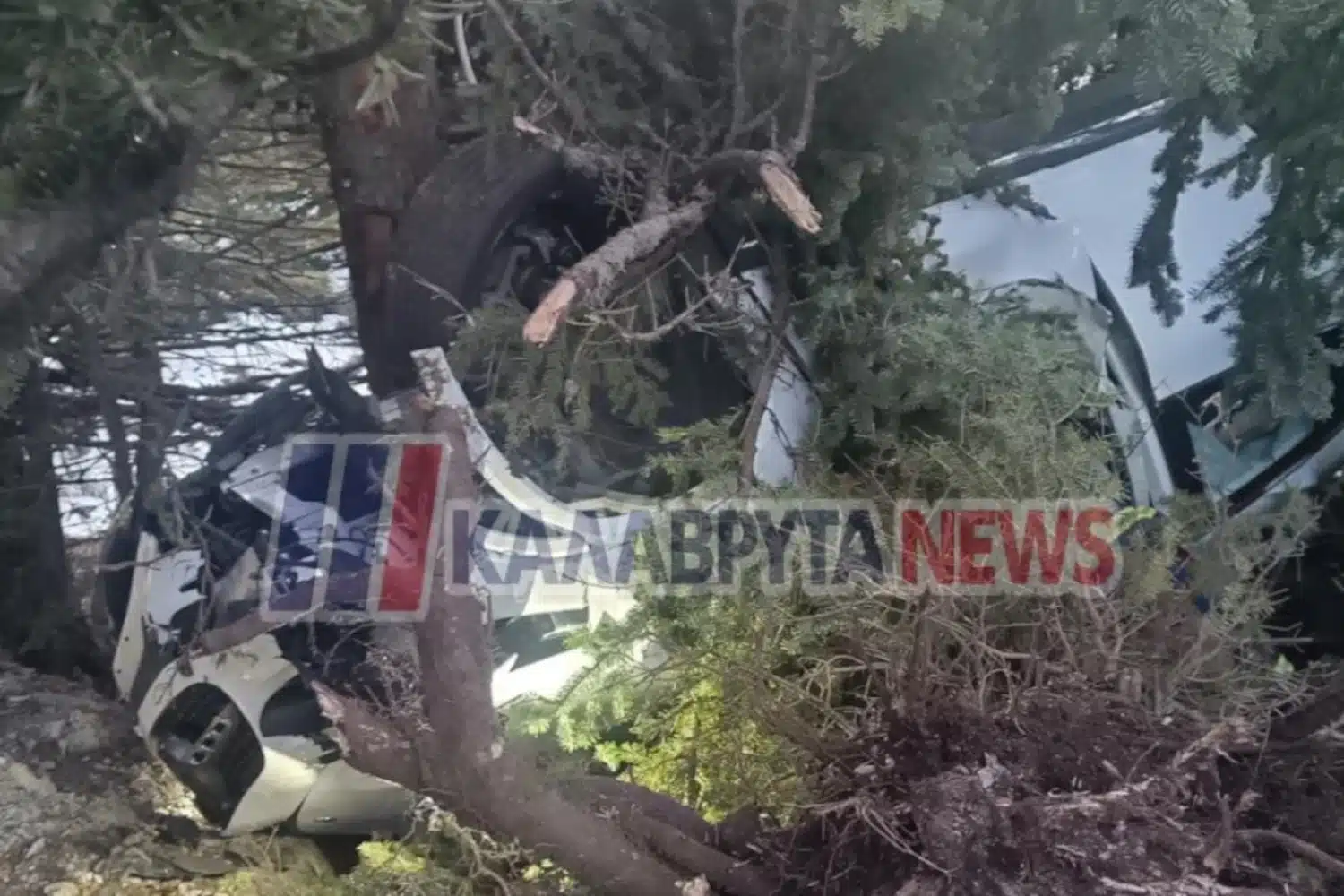 Σοκαριστικό τροχαίο στα Καλάβρυτα: Δείτε πώς σώθηκε η οδηγός μετά τη σφοδρή σύγκρουση σε έλατο