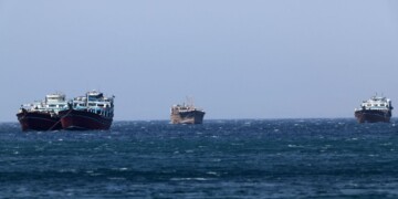 Συναγερμός στην παγκόσμια ναυτιλία: Χτυπήθηκε ελληνόκτητο πλοίο στα Στενά του Ορμούζ – Τρύπα δύο μέτρων στο Star Gwyneth