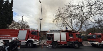 Συναγερμός στη Λιοσίων: Στις φλόγες ο ναός που είχε μετατραπεί σε «ορμητήριο» ναρκωτικών