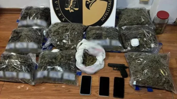 Χαλάνδρι: Χειροπέδες σε 46χρονο με πάνω από 9 κιλά κάνναβη – Το «ορμητήριο» και το πιστόλι-ρέπλικα
