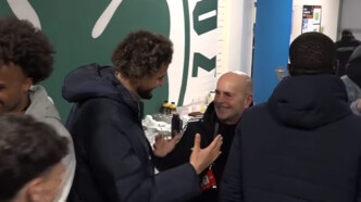 Επική νίκη του Παναθηναϊκού με 10 παίκτες: Δείτε την παρακάμερα από το «φλεγόμενο» ΟΑΚΑ και την αγκαλιά του Αλαφούζου στον Ταμπόρδα!