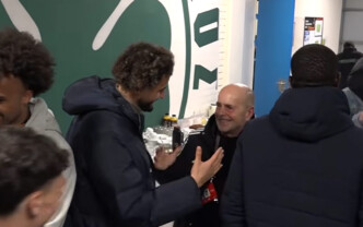 Επική νίκη του Παναθηναϊκού με 10 παίκτες: Δείτε την παρακάμερα από το «φλεγόμενο» ΟΑΚΑ και την αγκαλιά του Αλαφούζου στον Ταμπόρδα!