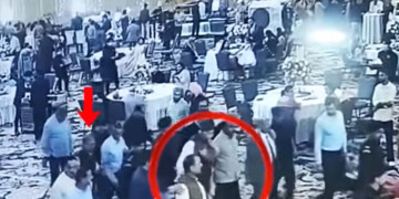 Πυροβολισμοί εξ επαφής κατά πρώην πρωθυπουργού της Ινδίας: Το βίντεο-σοκ από την απόπειρα δολοφονίας σε γάμο