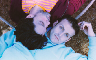 Το πολυβραβευμένο θρίλερ «BACON» που σάρωσε στο Λονδίνο έρχεται στην Ελλάδα με Μπένο και Πιεχόβιακ