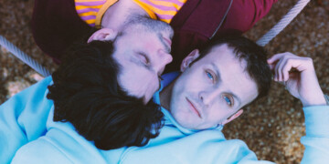 Το πολυβραβευμένο θρίλερ «BACON» που σάρωσε στο Λονδίνο έρχεται στην Ελλάδα με Μπένο και Πιεχόβιακ