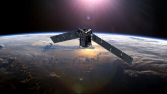 NASA: Γιγαντιαίος δορυφόρος πέφτει στη Γη τα ξημερώματα της Τετάρτης – Τι πρέπει να γνωρίζετε