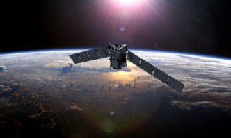 NASA: Γιγαντιαίος δορυφόρος πέφτει στη Γη τα ξημερώματα της Τετάρτης – Τι πρέπει να γνωρίζετε