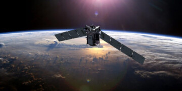 NASA: Γιγαντιαίος δορυφόρος πέφτει στη Γη τα ξημερώματα της Τετάρτης – Τι πρέπει να γνωρίζετε