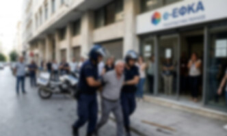 Στιγμές απόλυτου τρόμου στην Ομόνοια: Εισβολή ένοπλου άνδρα στον ΕΦΚΑ – «Πάγωσαν» υπάλληλοι και κοινό