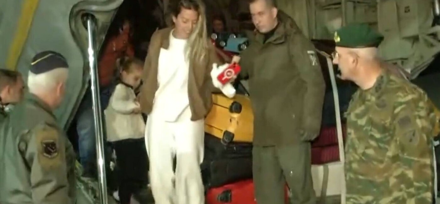 Τέλος στην αγωνία: Συγκλονιστικές στιγμές στην Ελευσίνα με την επιστροφή 91 Ελλήνων με C-130