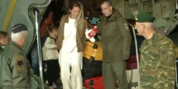 Τέλος στην αγωνία: Συγκλονιστικές στιγμές στην Ελευσίνα με την επιστροφή 91 Ελλήνων με C-130