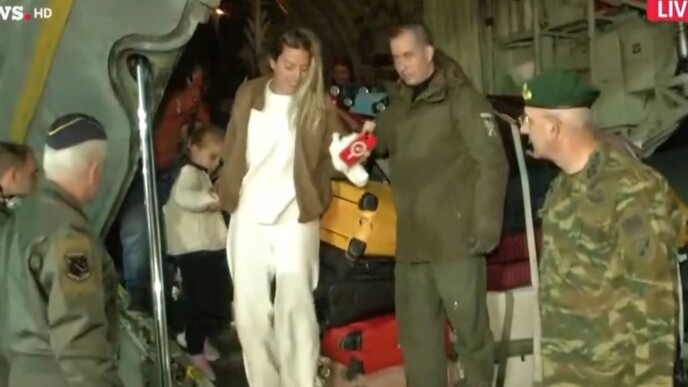 Τέλος στην αγωνία: Συγκλονιστικές στιγμές στην Ελευσίνα με την επιστροφή 91 Ελλήνων με C-130