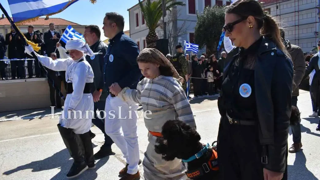 Η μικρή Φωτεινή συγκίνησε την παρέλαση της 25ης Μαρτίου έχοντας στο πλευρό της τον πιστό σκύλο-βοηθό της