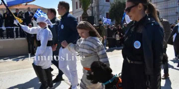 Η μικρή Φωτεινή συγκίνησε την παρέλαση της 25ης Μαρτίου έχοντας στο πλευρό της τον πιστό σκύλο-βοηθό της