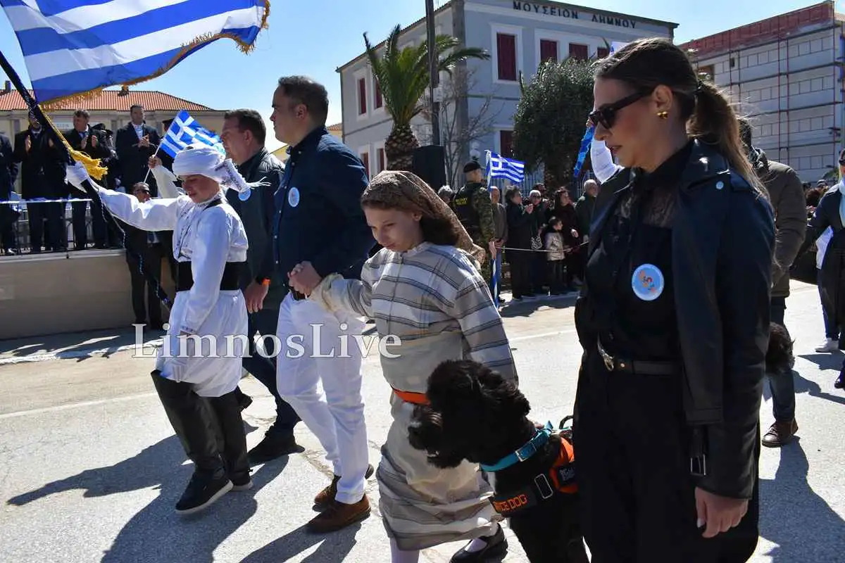 Η μικρή Φωτεινή συγκίνησε την παρέλαση της 25ης Μαρτίου έχοντας στο πλευρό της τον πιστό σκύλο-βοηθό της