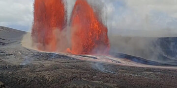 Δέος στη Χαβάη: Το ηφαίστειο Κιλαουέα «βρυχάται» με σιντριβάνια λάβας 300 μέτρων