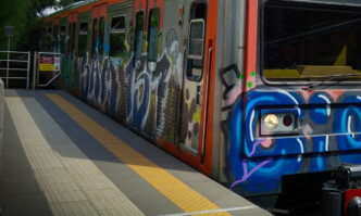 Στιγμές αγωνίας στον ΗΣΑΠ: Πέταξαν πέτρες σε συρμό γεμάτο κόσμο – Τραυματίες και σπασμένα τζάμια